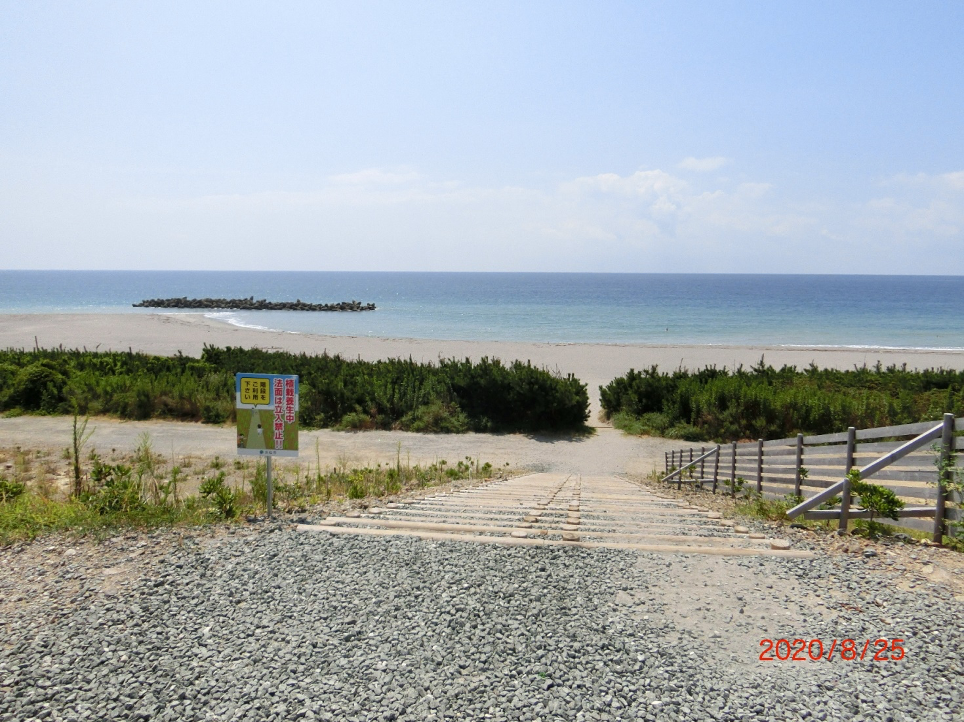 階段を使い防潮堤を越え砂浜に入ると、中田島海岸の2番テトラ帯の西側に出ます。