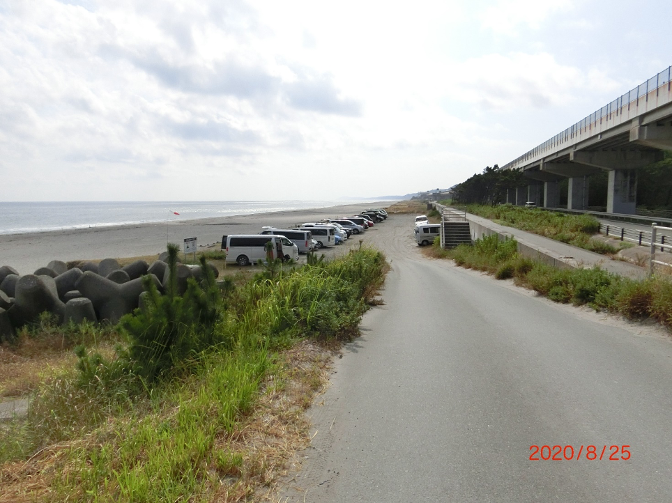 「白須賀海岸東の駐車場」です。約20台は駐車可能です。