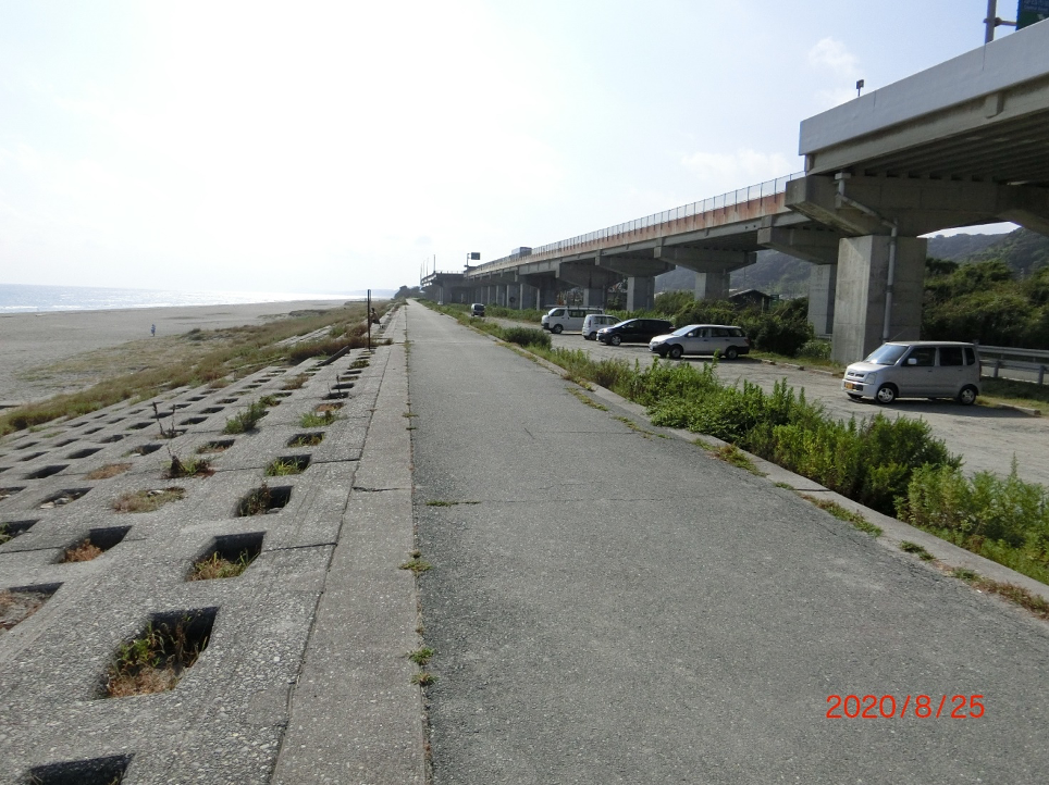 「白須賀海岸西の駐車場」の中央付近から西を臨みます。約100台は駐車可能です。