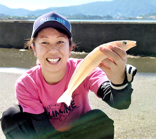 大型のキス28センチを釣り上げて笑顔の貝塚サーフの釣りガール・梅野友美さん
