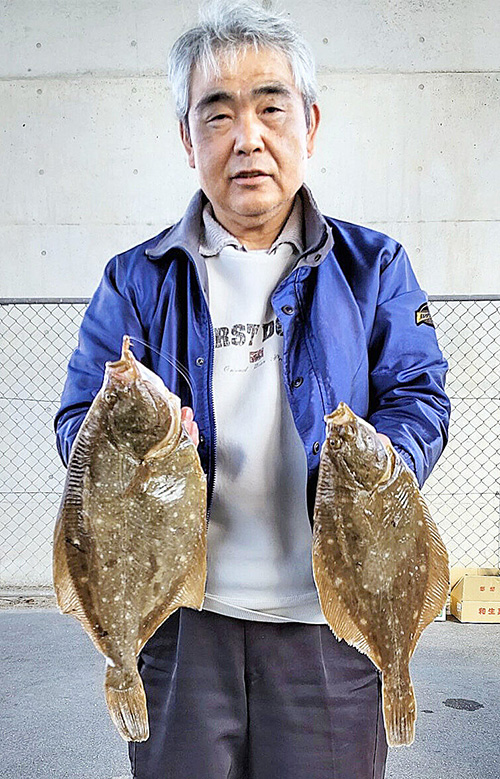 広島釣趣会の中村さんは良型イシガレイ45.2と40.5センチを釣り上げた