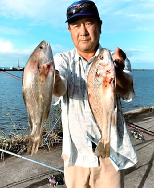 大阪黒潮サーフの畝木さんは釣り上げたニベの３８と４２センチを両手に誇らしげ
